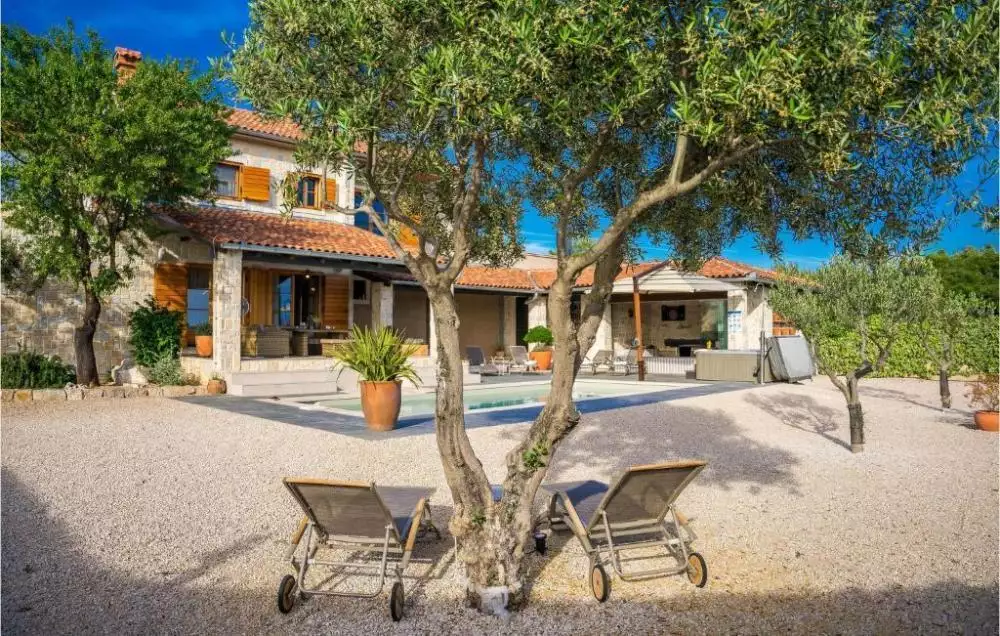 Villa 315m² in Croatia, Sibenik. Priced at 1390000€ rent photo-11