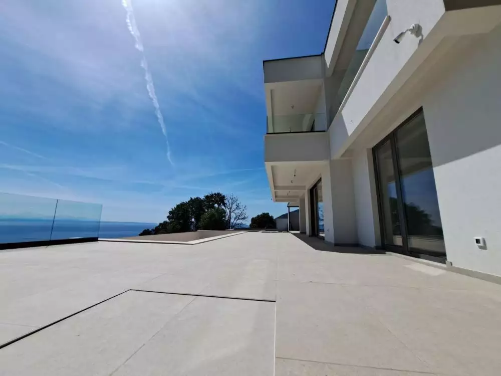 Villa 250m² in Croatia, Lovran. Priced at 1700000€ rent photo-3