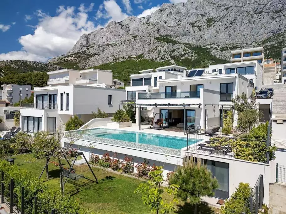 Villa 300m² in Croatia, Makarska. Priced at 1295000€ rent photo-1