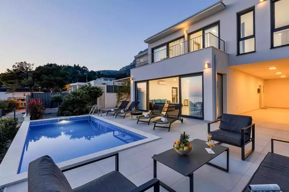 Villa 300m² in Croatia, Makarska. Priced at 1295000€ rent photo-2