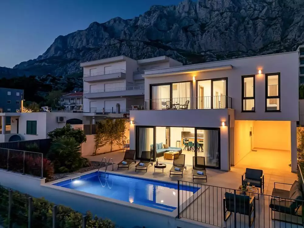 Villa 300m² in Croatia, Makarska. Priced at 1295000€ rent photo-5