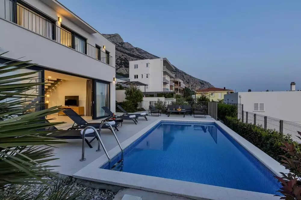 Villa 300m² in Croatia, Makarska. Priced at 1295000€ rent photo-6