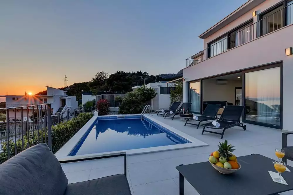 Villa 300m² in Croatia, Makarska. Priced at 1295000€ rent photo-13