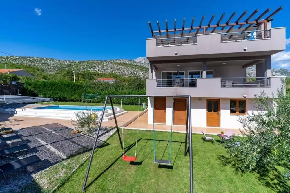 Villa 220m² in Croatia, Omis. Priced at 750000€ rent photo-1