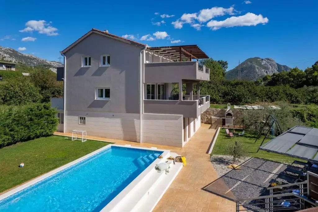 Villa 220m² in Croatia, Omis. Priced at 750000€ rent photo-2