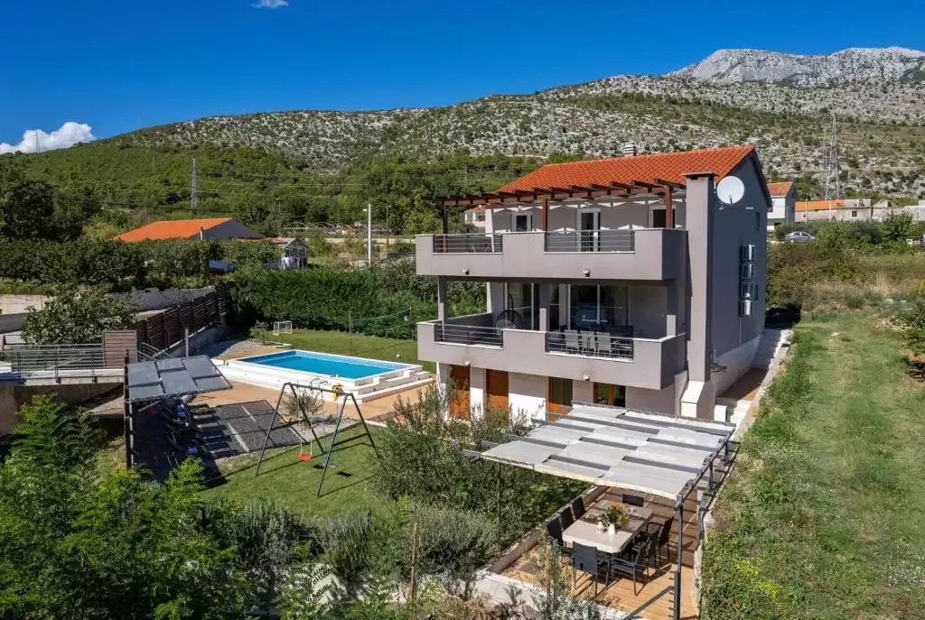 Villa 220m² in Croatia, Omis. Priced at 750000€ rent photo-3