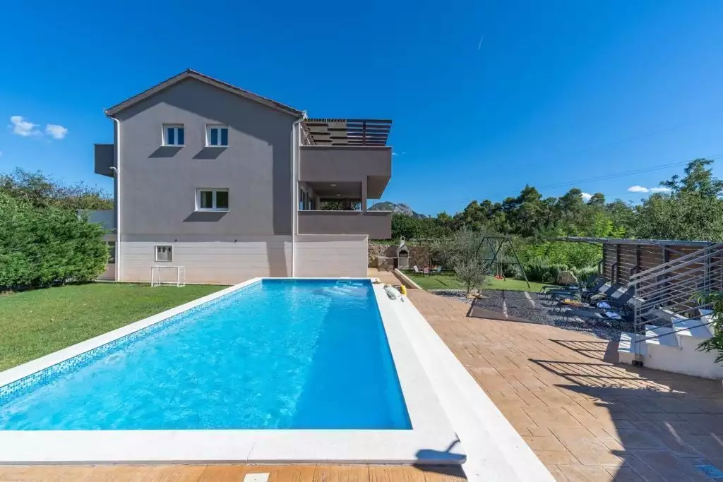 Villa 220m² in Croatia, Omis. Priced at 750000€ rent photo-6