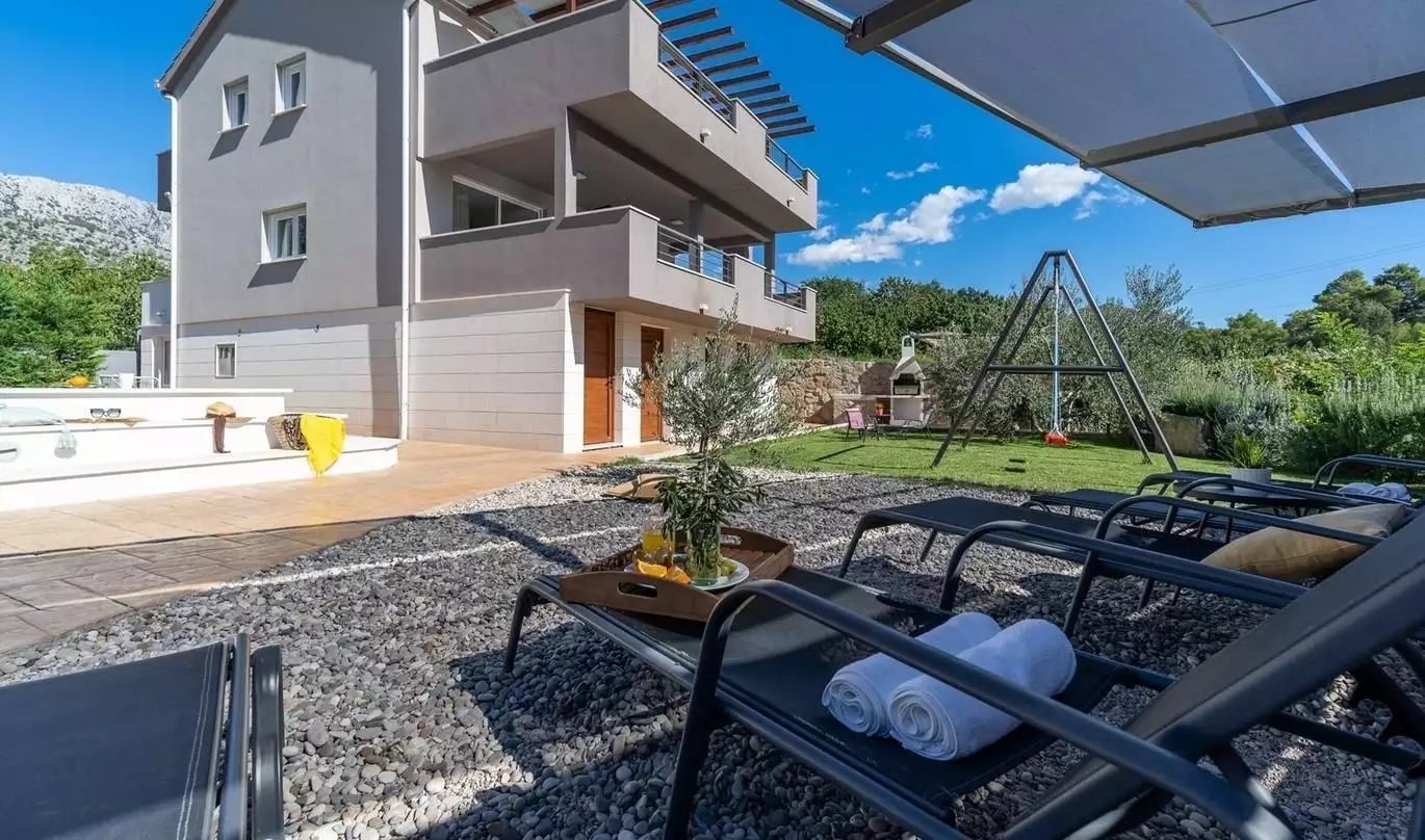 Villa 220m² in Croatia, Omis. Priced at 750000€ rent photo-7