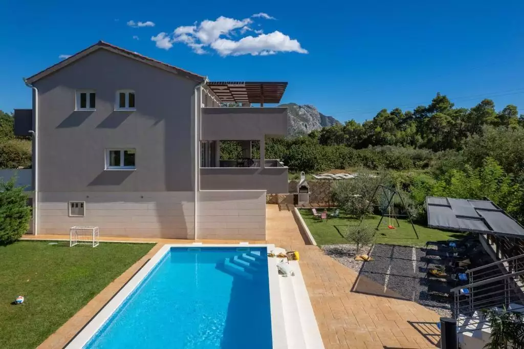 Villa 220m² in Croatia, Omis. Priced at 750000€ rent photo-8