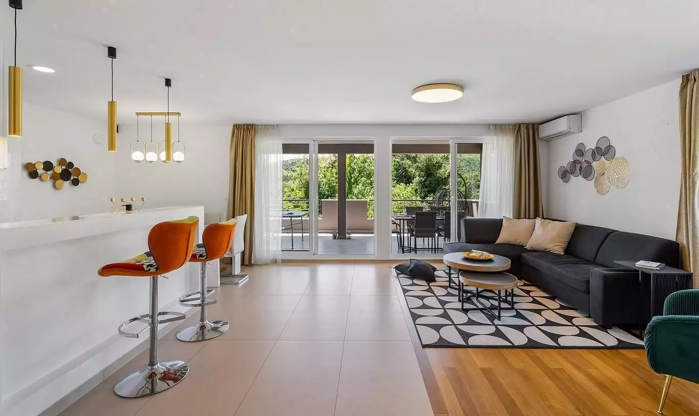 Villa 220m² in Croatia, Omis. Priced at 750000€ rent photo-12