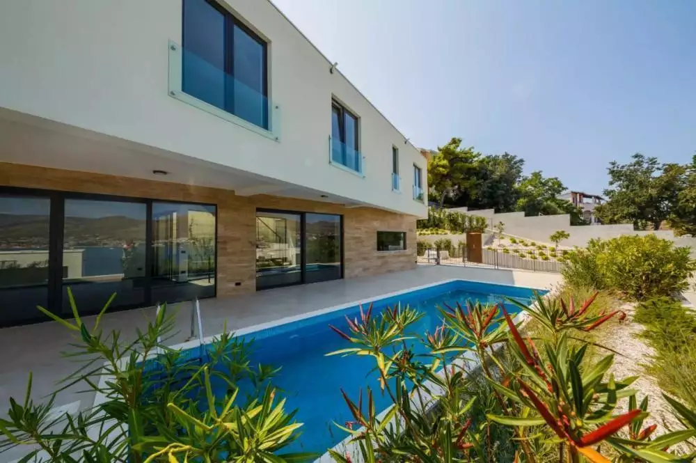 Villa 326m² in Croatia, Ciovo. Priced at 1700000€ rent photo-1