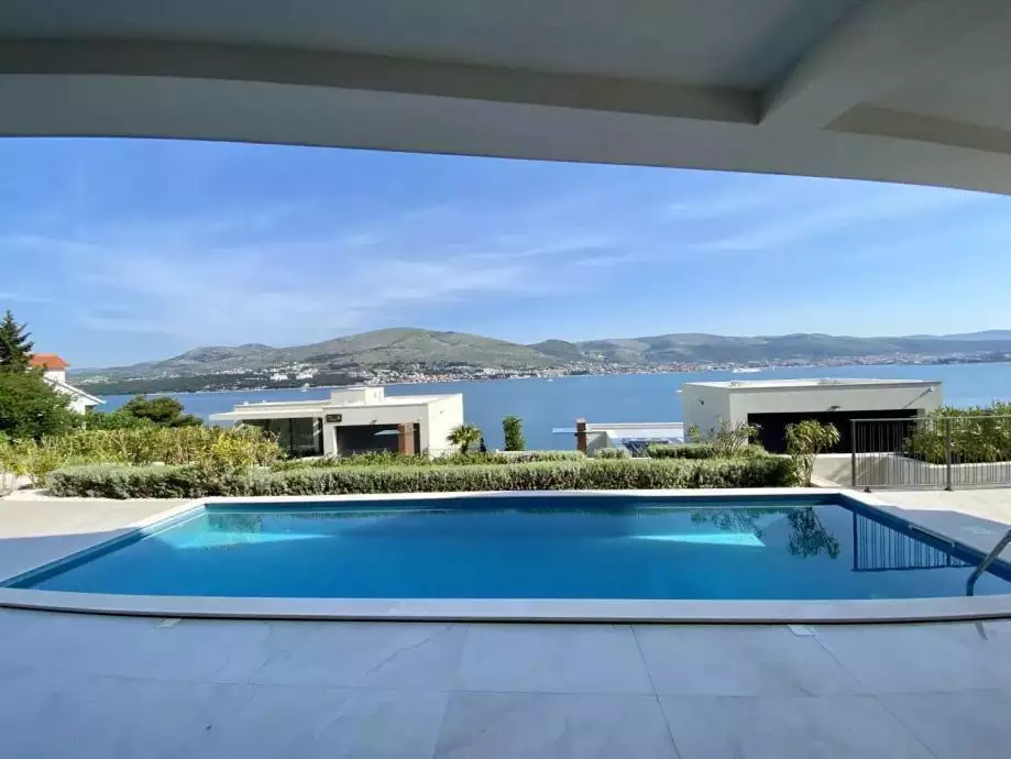 Villa 326m² in Croatia, Ciovo. Priced at 1700000€ rent photo-2
