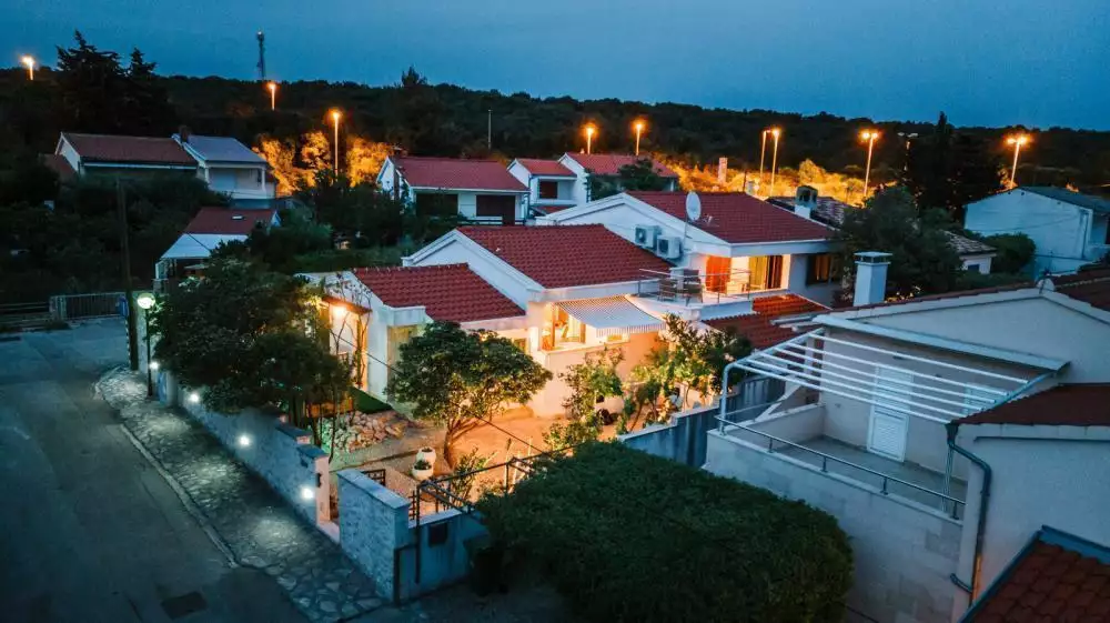Hotels 196m² in Croatia, Petrcane. Priced at 690000€ rent photo-1