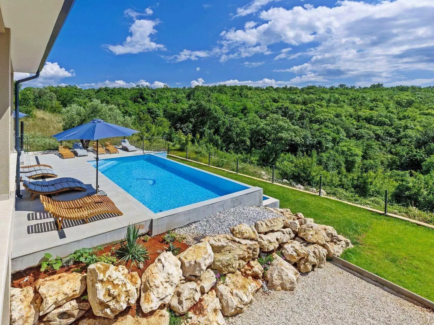 Villa 370m² in Croatia, Brtonigla. Priced at 1400000€ rent photo-2