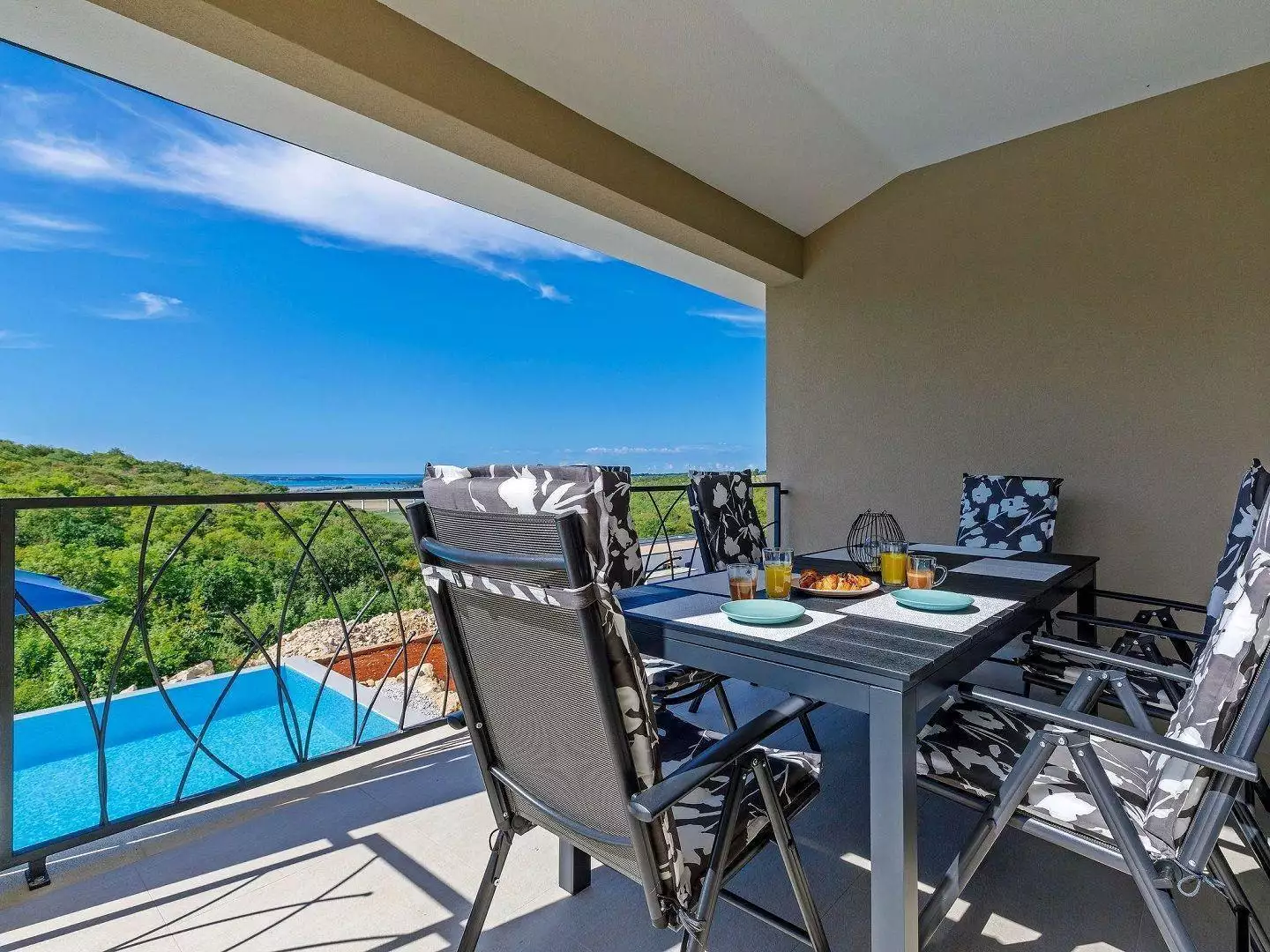 Villa 370m² in Croatia, Brtonigla. Priced at 1400000€ rent photo-5