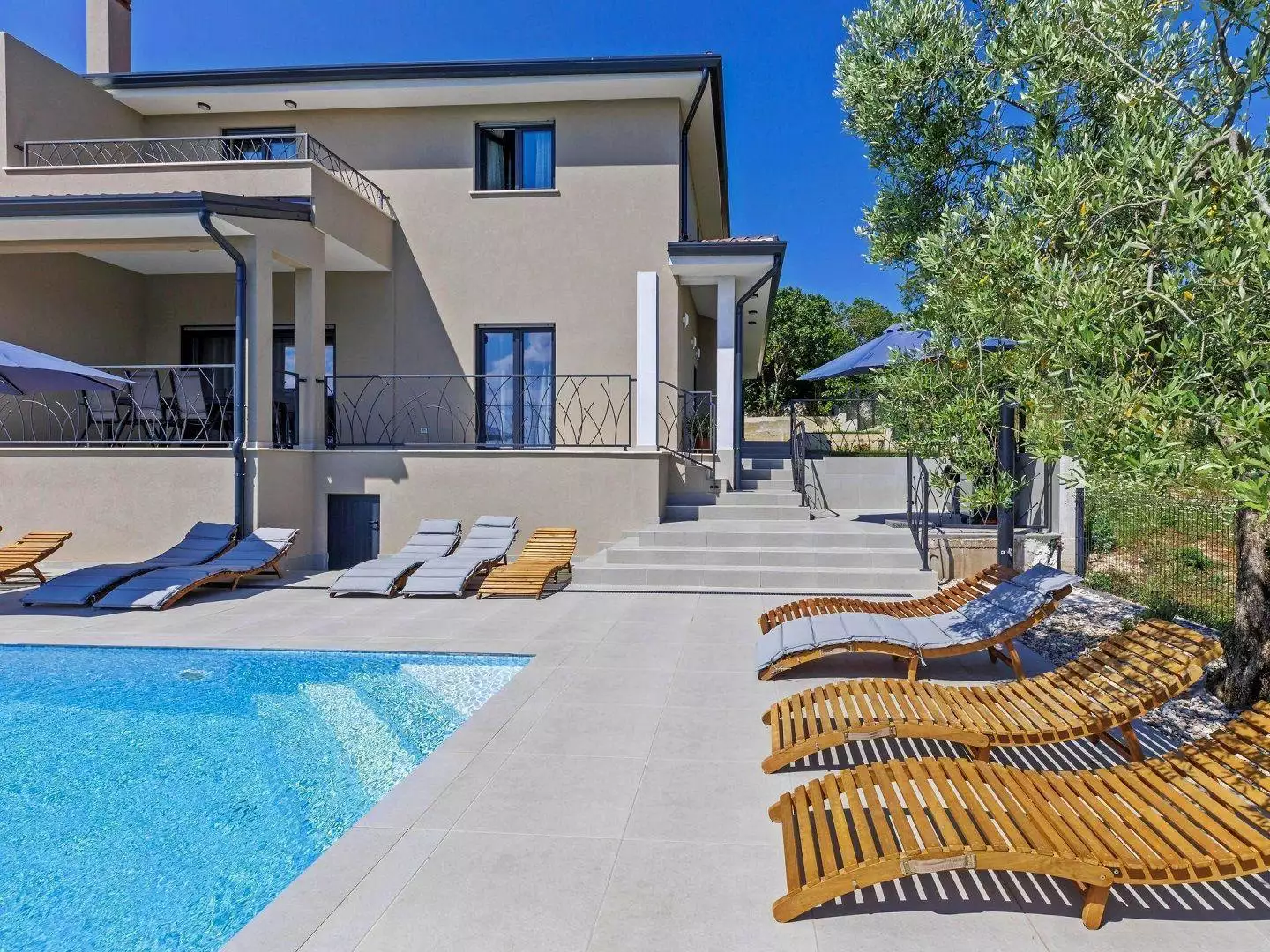 Villa 370m² in Croatia, Brtonigla. Priced at 1400000€ rent photo-10