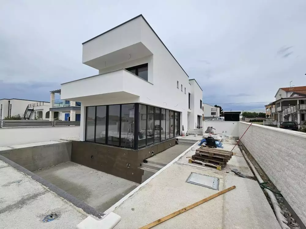 Villa 312m² in Croatia, Vrsi. Priced at 690000€ rent photo-1