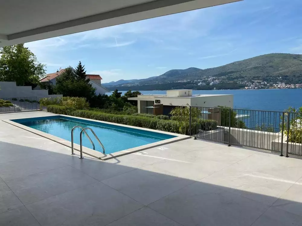 Villa 326m² in Croatia, Ciovo. Priced at 1700000€ rent photo-1