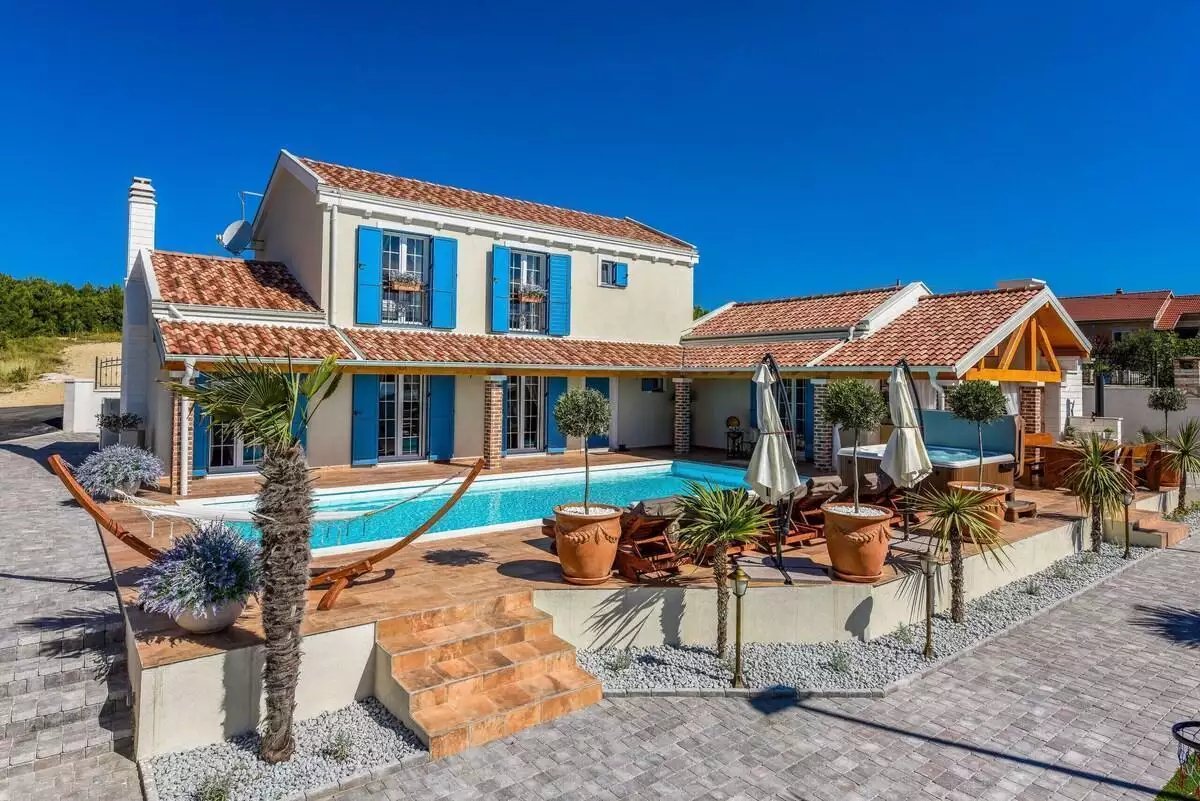 Villa 180m² in Croatia, Zadar. Priced at 1200000€ rent photo-2