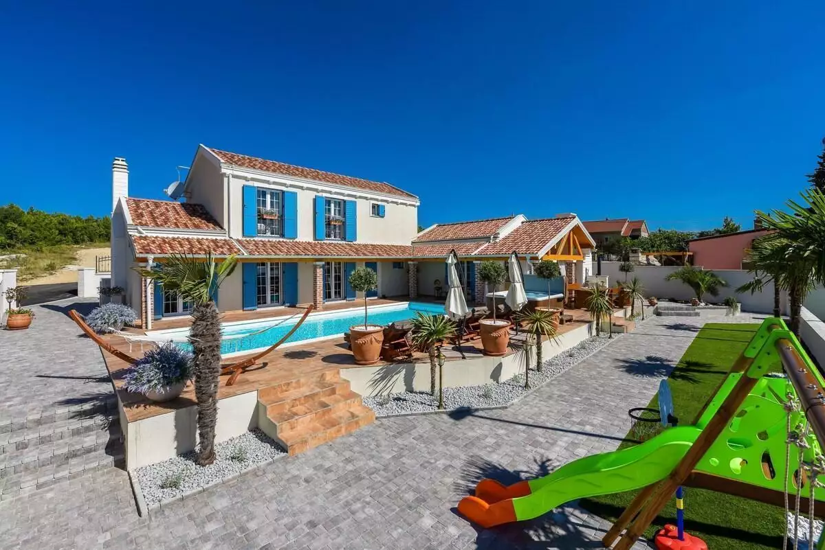 Villa 180m² in Croatia, Zadar. Priced at 1200000€ rent photo-6