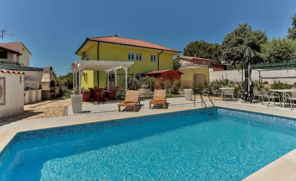 Hotels 325m² in Croatia, Medulin. Priced at 1200000€ rent photo-1