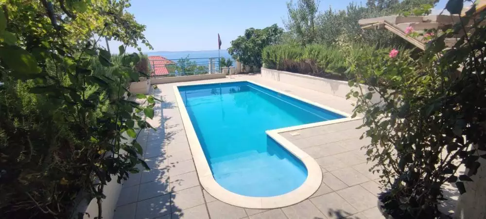 Villa 300m² in Croatia, Podstrana. Priced at 650000€ rent photo-1