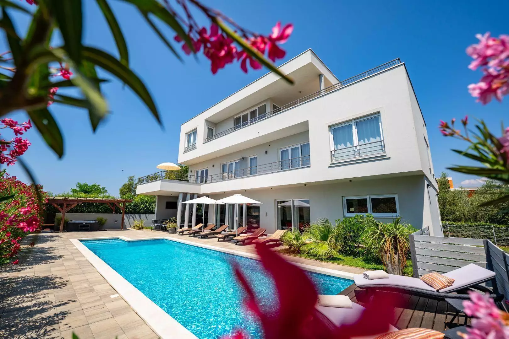 Villa 330m² in Croatia, Medulin. Priced at 1190000€ rent photo-4