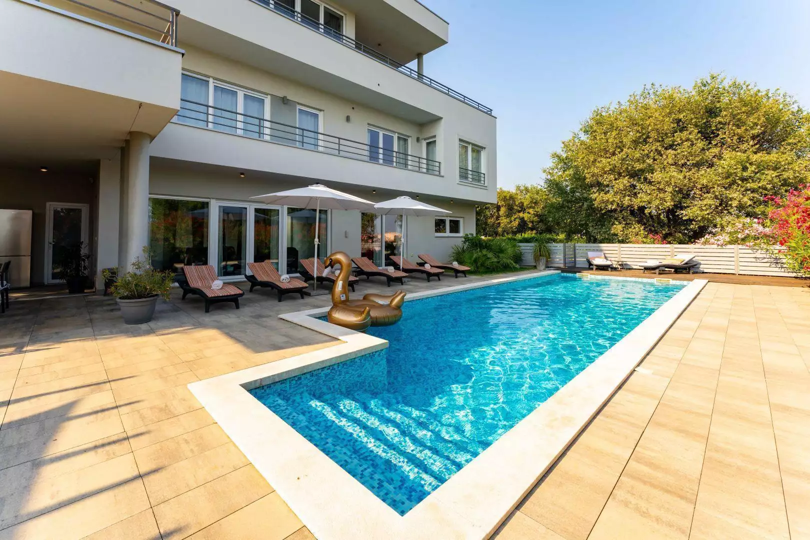 Villa 330m² in Croatia, Medulin. Priced at 1190000€ rent photo-6
