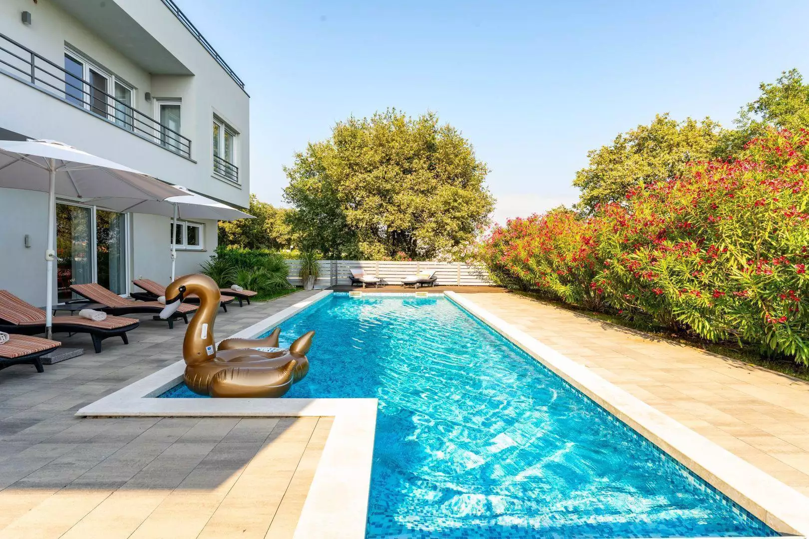 Villa 330m² in Croatia, Medulin. Priced at 1190000€ rent photo-1