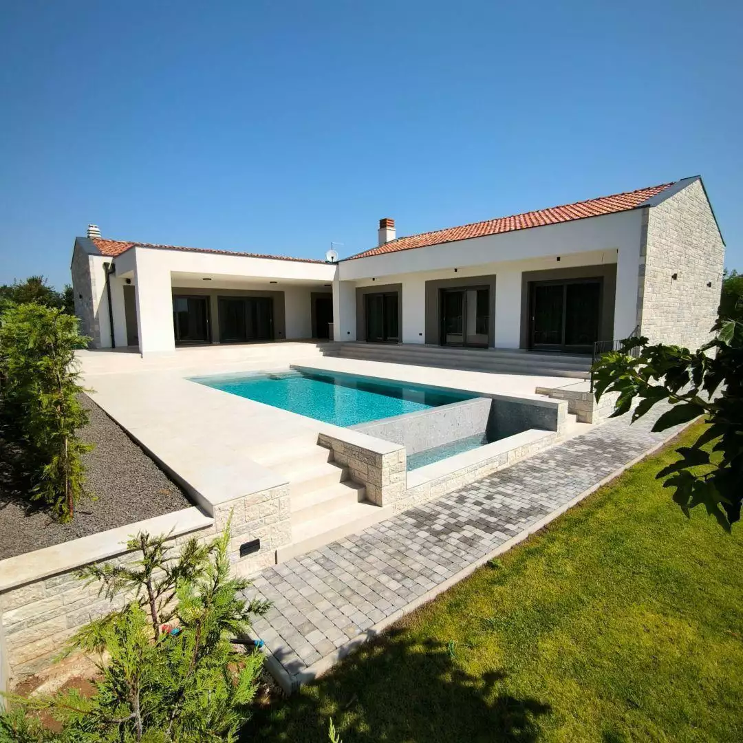 Villa 291m² in Croatia, Rovinj. Priced at 990000€ rent photo-1