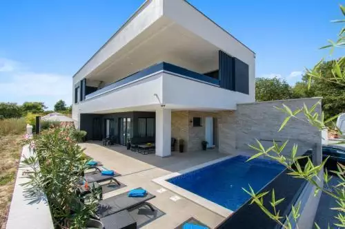 Villa 175m² in Croatia, Medulin. Priced at 950000€ rent photo-2