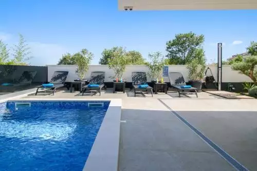 Villa 175m² in Croatia, Medulin. Priced at 950000€ rent photo-4