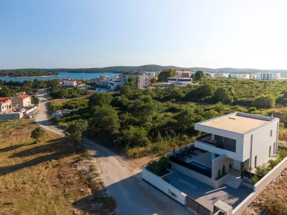 Villa 175m² in Croatia, Medulin. Priced at 950000€ rent photo-1