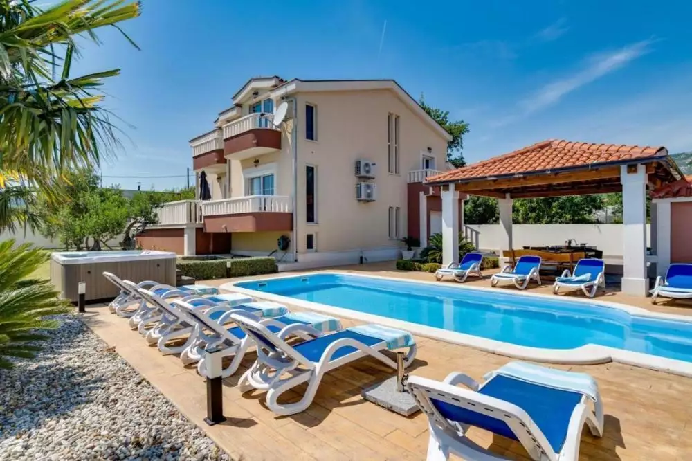 Villa 333m² in Croatia, Kastela. Priced at 970000€ rent photo-1