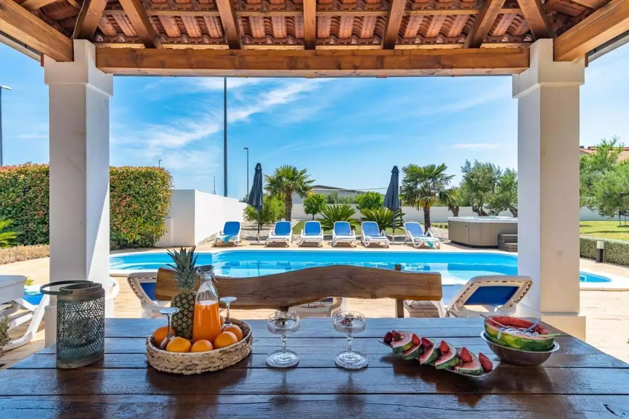 Villa 333m² in Croatia, Kastela. Priced at 970000€ rent photo-2