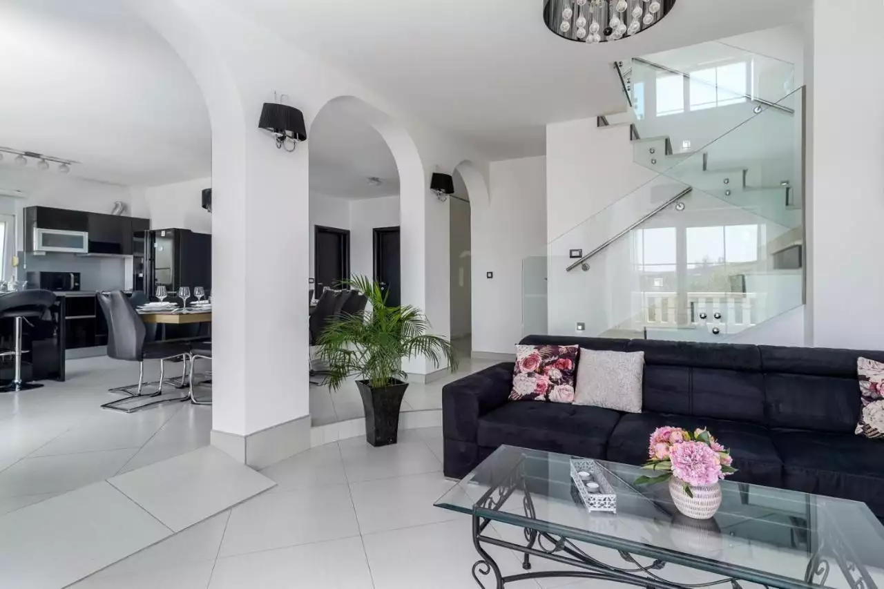 Villa 333m² in Croatia, Kastela. Priced at 970000€ rent photo-17