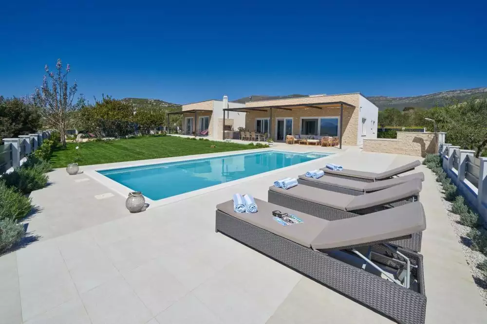 Villa 180m² in Croatia, Kastela. Priced at 1100000€ rent photo-1