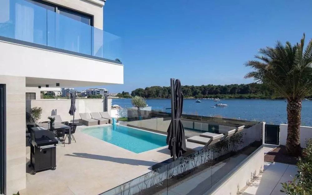 Villa 340m² in Croatia, Medulin. Priced at 2700000€ rent photo-1