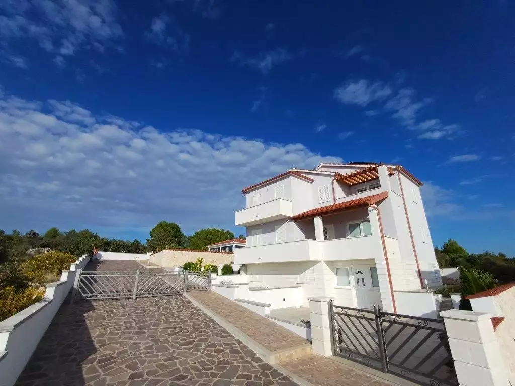 Villa 240m² in Croatia, Primosten. Priced at 750000€ rent photo-22