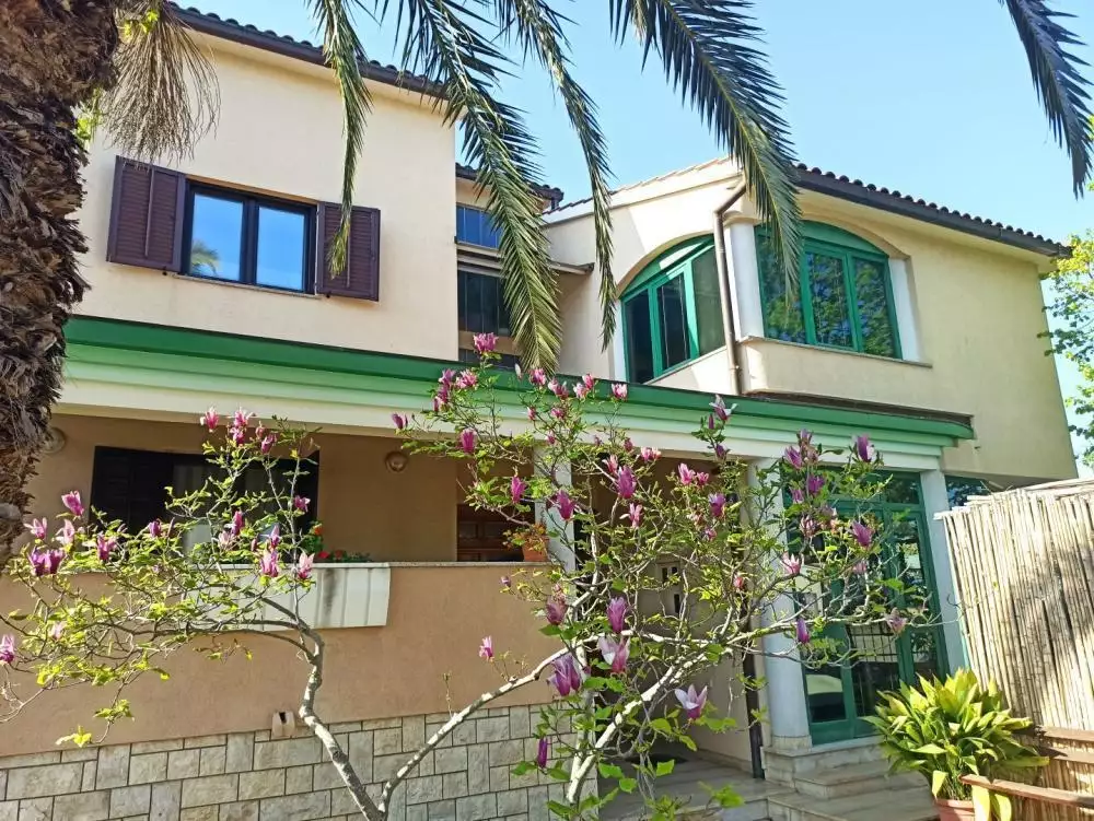 Hotels 550m² in Croatia, Pula. Priced at 1650000€ rent photo-3