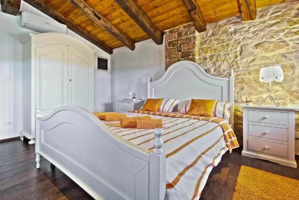 Villa 180m² in Croatia, Umag. Priced at 750000€ rent photo-16