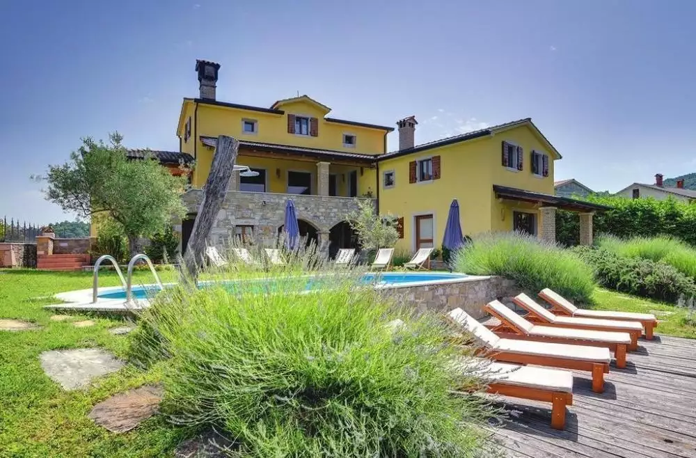 Villa 350m² in Croatia, Grdoselo. Priced at 700000€ rent photo-1