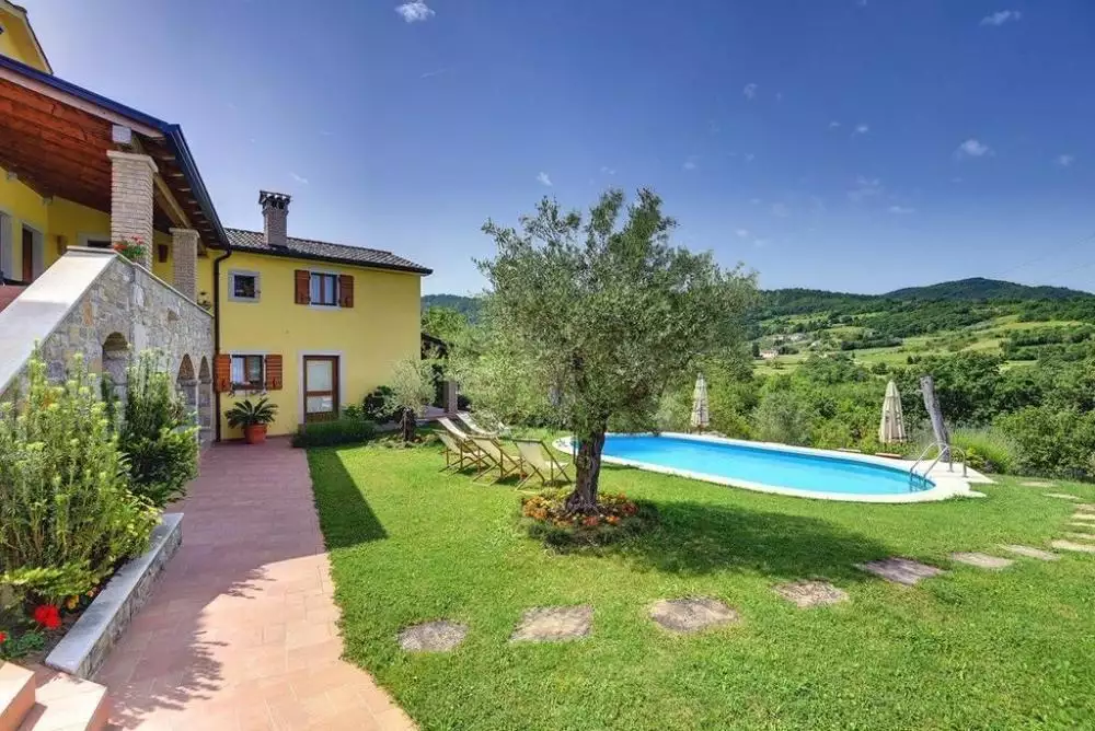 Villa 350m² in Croatia, Grdoselo. Priced at 700000€ rent photo-2