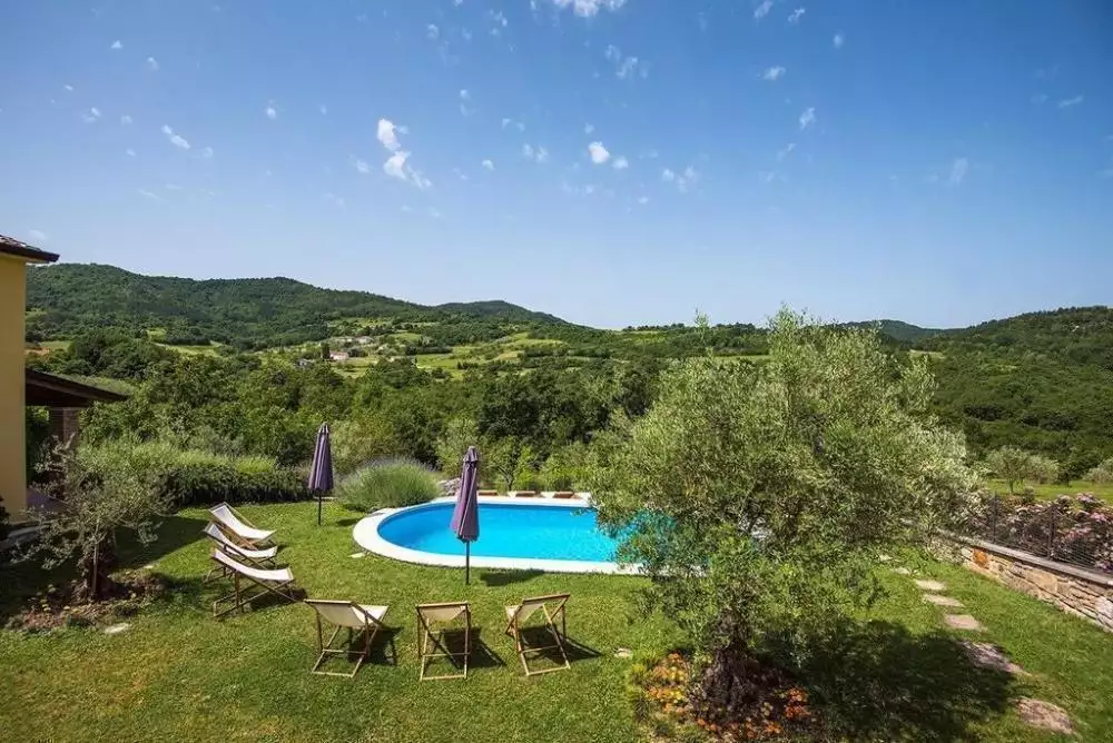 Villa 350m² in Croatia, Grdoselo. Priced at 700000€ rent photo-3