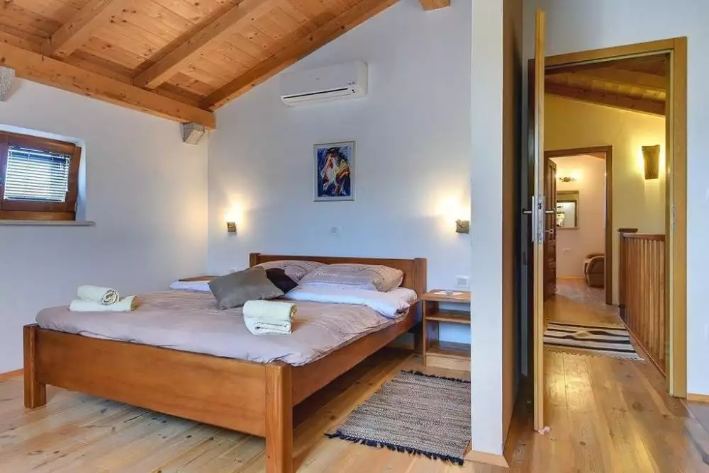 Villa 350m² in Croatia, Grdoselo. Priced at 700000€ rent photo-17