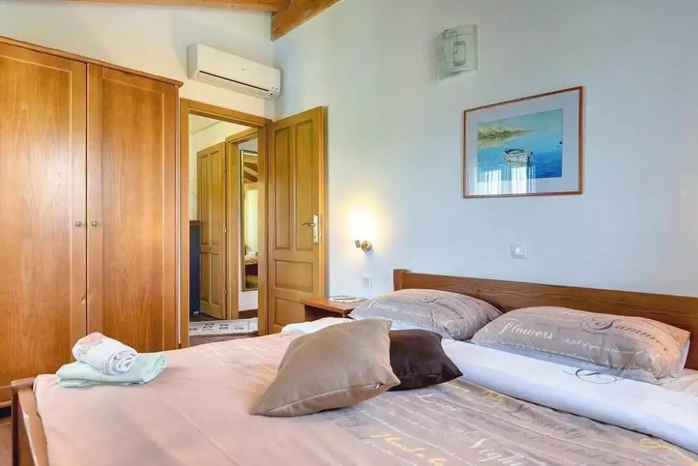 Villa 350m² in Croatia, Grdoselo. Priced at 700000€ rent photo-19