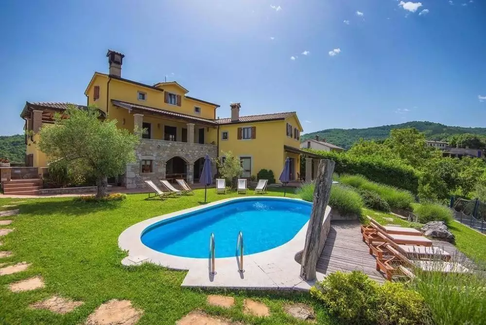 Villa 350m² in Croatia, Grdoselo. Priced at 700000€ rent photo-25