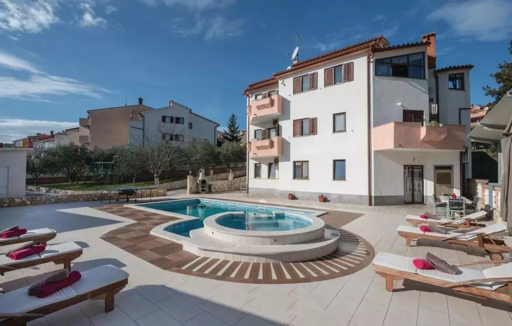 Villa 565m² in Croatia, Pula. Priced at 1350000€ rent photo-1