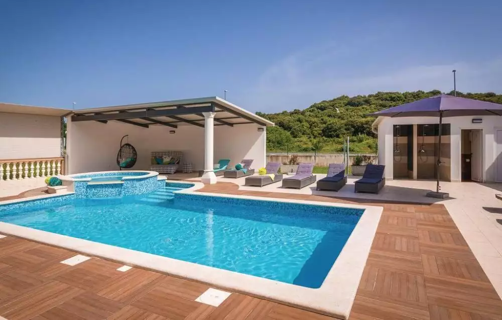 Villa 565m² in Croatia, Pula. Priced at 1350000€ rent photo-5