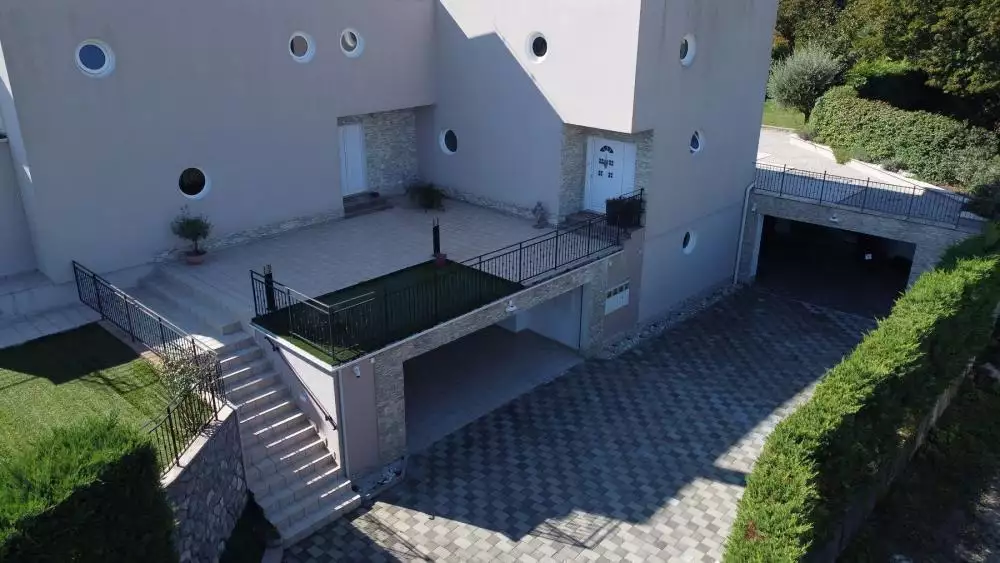 Villa 400m² in Croatia, Pobri. Priced at 1250000€ rent photo-11
